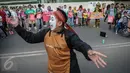 Pantomim sedang  aksi teatrikal Tolak Reklamasi Pesisir saat CFD di kawasan Bundaran HI, Jakarta, Minggu (16/10). Dalam aksinya mereka mengajak masyarakat menjaga lingkungan sekitar. (Liputan6.com/Faizal Fanani)