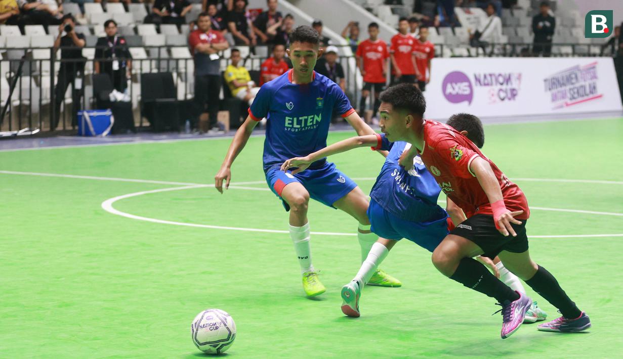 <p>Pemain futsal SMAN 8 Makassar bertanding melawan SMA 4 Metro Lampung pada laga AXIS Nation Cup 2023 di Istora Senayan, Jakarta, Minggu (15/10/2023). SMAN 8 Makassar menang dengan skor 4-1. (Bola.com/M Iqbal Ichsan)</p>
