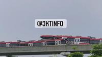 Viral rekaman video yang memperlihatkan kecelakaan LRT di Cibubur, Jakarta Timur. (dok: @JKTINFO)