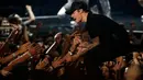 Justin Bieber saat bernyanyi dengan penonton di acara MTV Video Music Awards 2015, Los Angeles , California,minggu (30/8/2015). Bieber sempat menyampaikan pidato singkat tentang kehidupannya. (REUTERS/Mario Anzuoni)