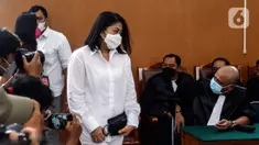 Putri Candrawathi bersiap menjalani sidang lanjutan dalam kasus pembunuhan Brigadir Yosua Hutabarat di Pengadilan Negeri Jakarta Selatan, Rabu (18/1/2023). Agenda sidang kali ini pembacaan tuntutan oleh Jaksa Penuntut Umum. (Liputan6.com/Johan Tallo)