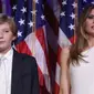 Barron dan Melania Trump. Barron mulai enggan bergandengan tangan dengan ibunya. (Sumber therichest.com)