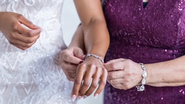 Ilustrasi Baju Brokat untuk Ibu Pengantin (Credit: wirestock/freepik)