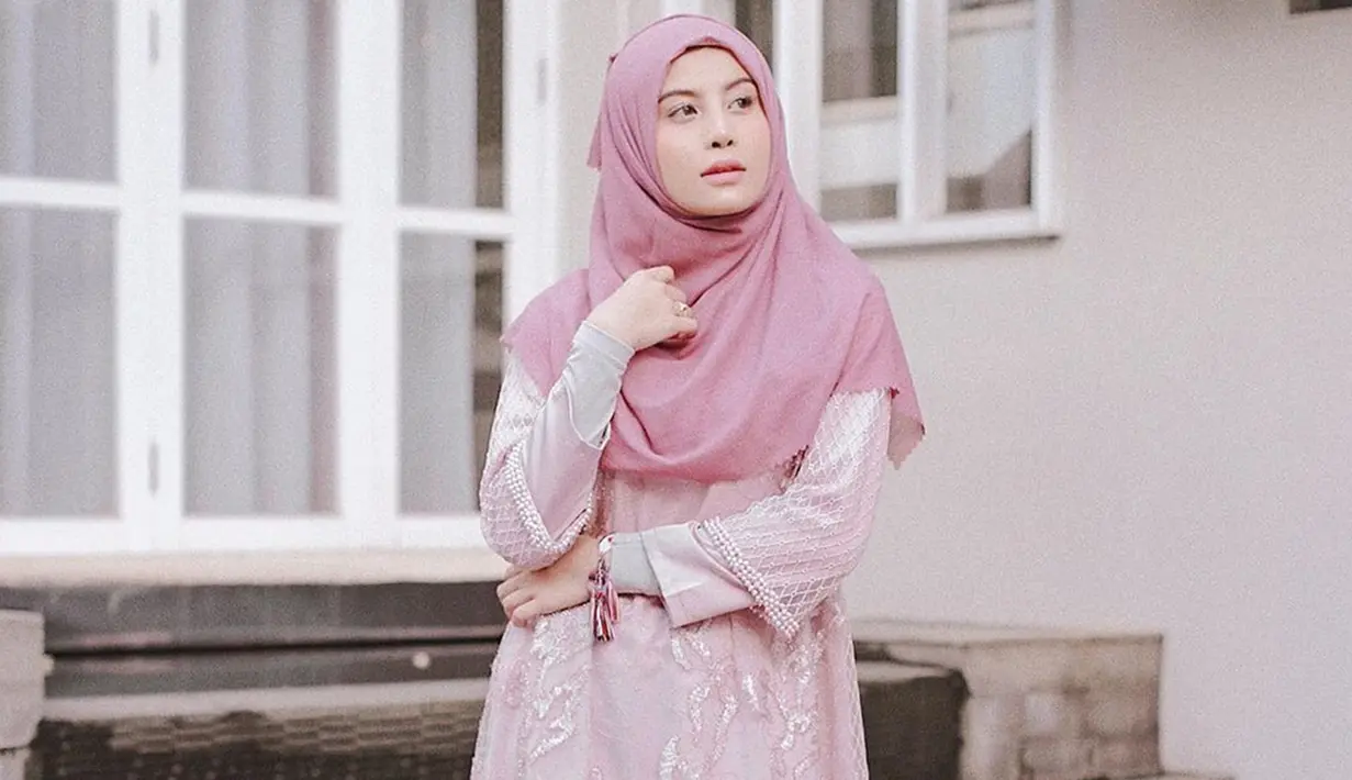 Awkarin mengunggah foto saat menggunakan hijab di akun Instagram pribadinya. Bahkan ia tak hanya mengunggah satu ataupun dua foto saja. (Liputan6.com/IG/@awkarin)