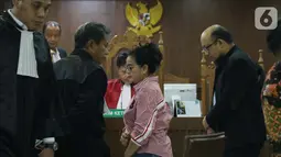 Miryam S. Haryani (tengah) bersama penyidik senior KPK Novel Baswedan saat menjadi saksi pada sidang lanjutan dugaan merintangi pemeriksaan pengadaan E-KTP dengan terdakwa Markus Nari di Pengadilan Tipikor, Jakarta, Rabu (9/10/2019). (Liputan6.com/Helmi Fithriansyah)