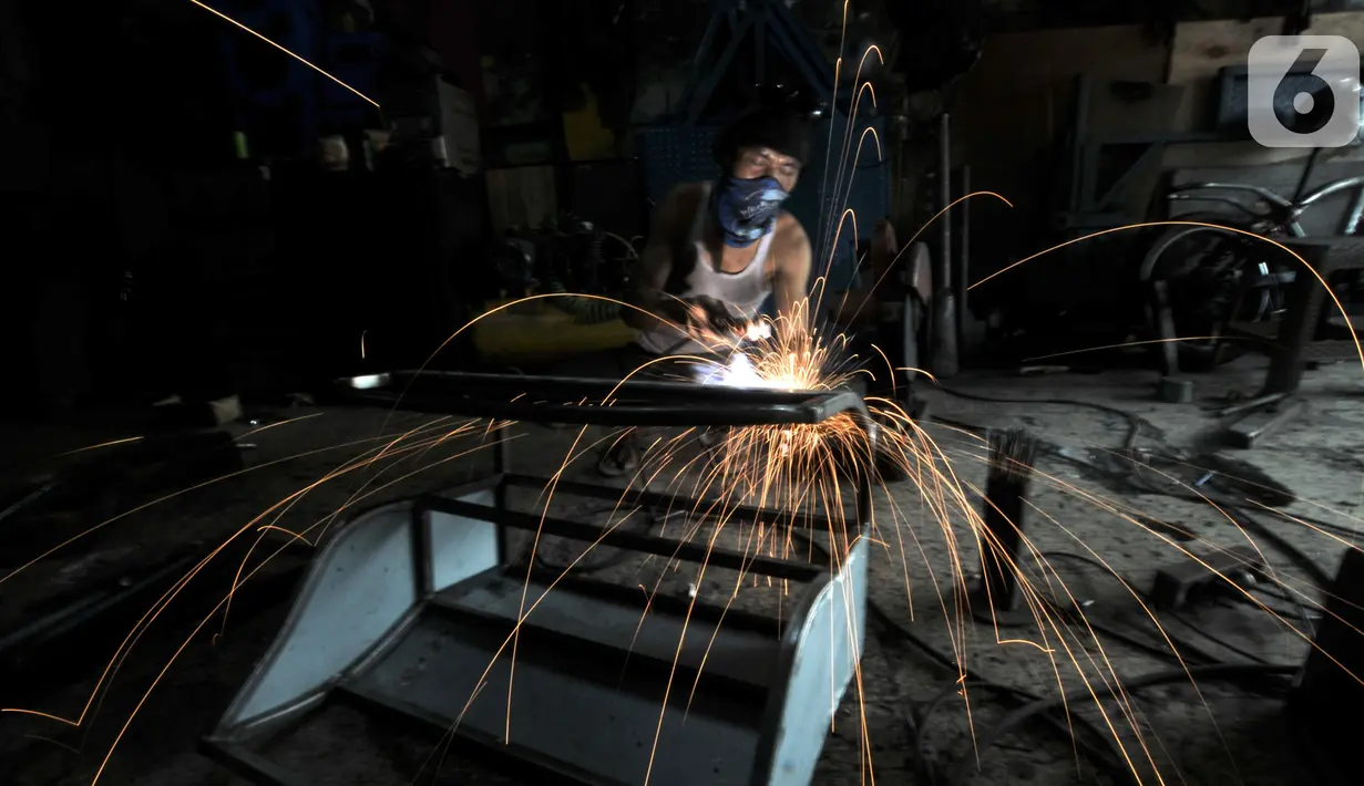 Pekerja saat menyelesaikan pembuatan odong-odong di Jakarta, Rabu (30/10/2019). Industri rumahan milik Asep Kohar (48) itu sudah 8 tahun memproduksi odong-odong, baik jenis mainan anak maupun kereta mini yang terdiri atas 3 rangkaian. (merdeka.com/Iqbal S. Nugroho)