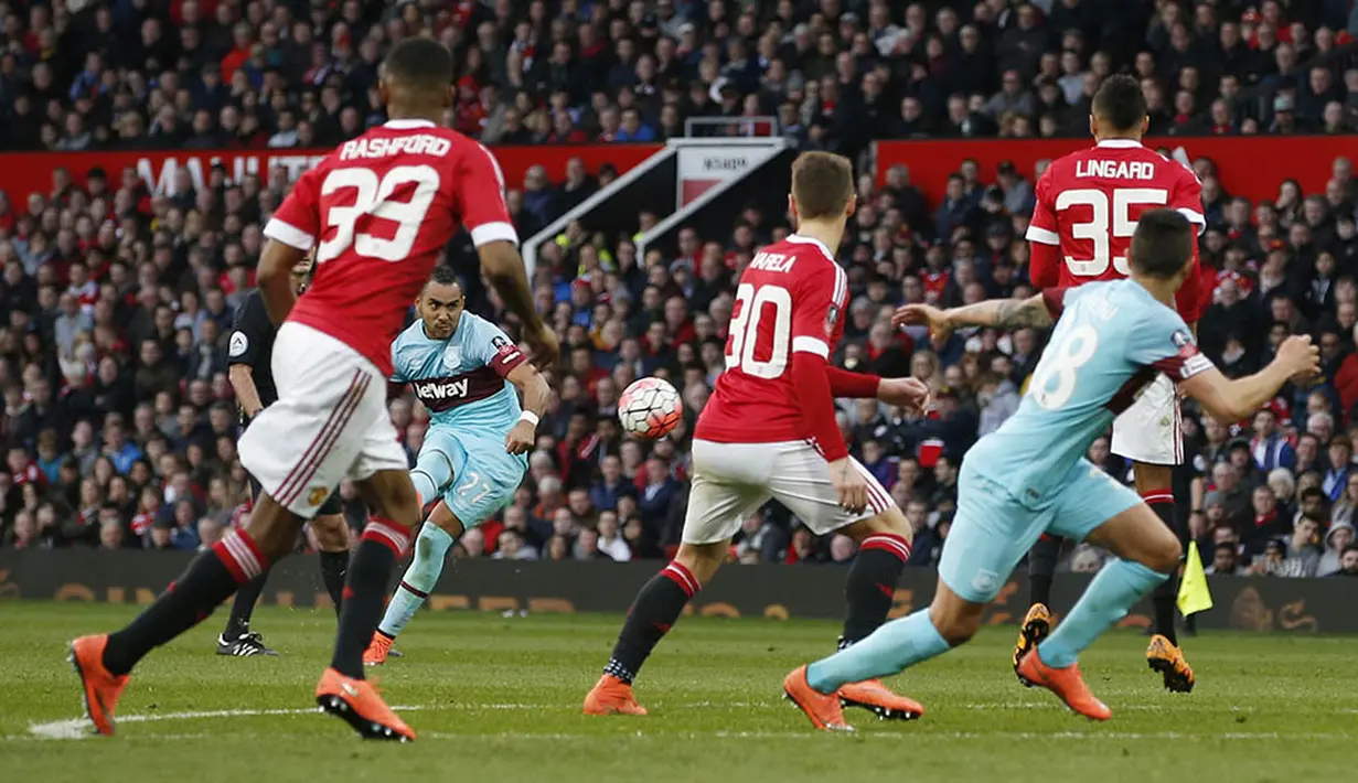 Proses terjadinya gol yang dicetak gelandang West Ham, Dimitri Payet ke gawang Manchester United. Gol indah Payet melalui tendangan bebas itu terjadi pada menit ke-68. (Reuters/Andrew Yates)