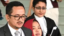 Warga negara Indonesia Siti Aisyah meninggalkan Pengadilan Tinggi Shah Alam, Kuala Lumpur, Malaysia, Senin (11/3). Seorang jaksa penuntut umum menarik tuduhan pembunuhan yang dilakukan Siti Aisyah.  (AFP Photo/ Mohf Rasfan)
