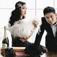 Bergaya glamor dengan gaun bulu dan hiasan kepala adala Gatsby (Foto: Instagram @karbearv)