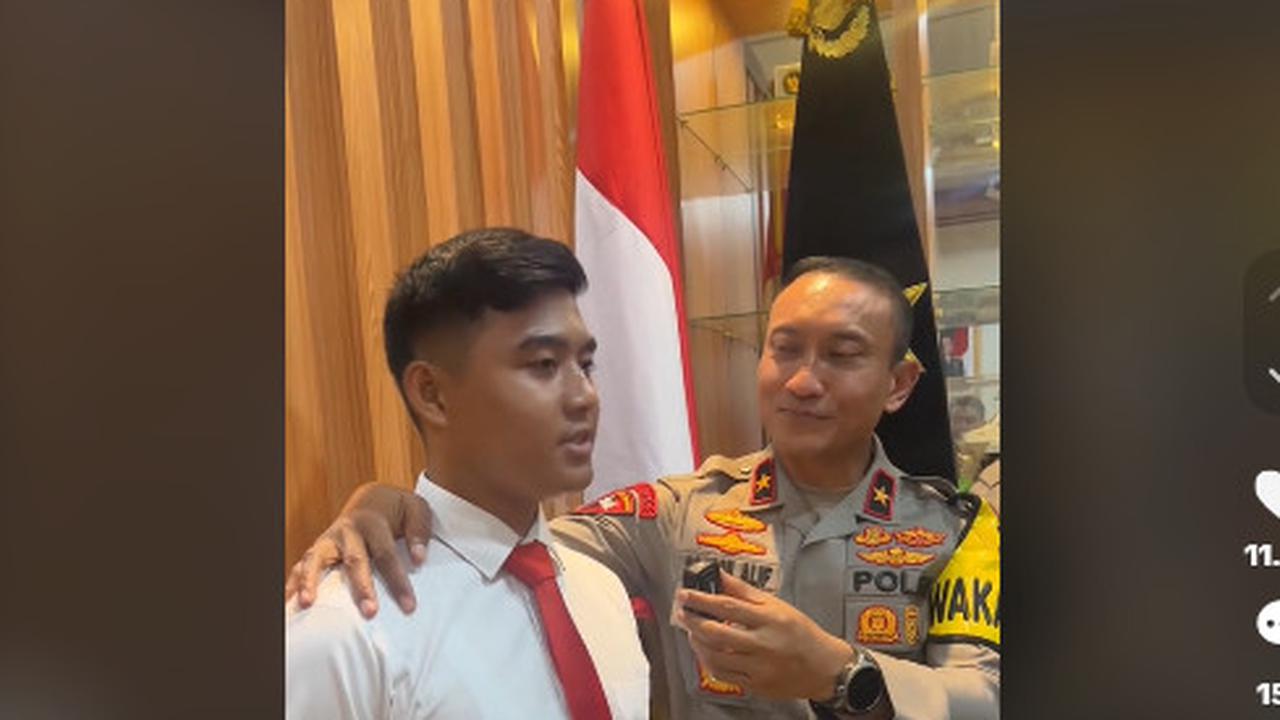 Sabilul kemudian menanyakan usia sang polisi muda tersebut. "Siap, ke-21 (tahun), Jenderal," ujar Bripda Furqan. <br>