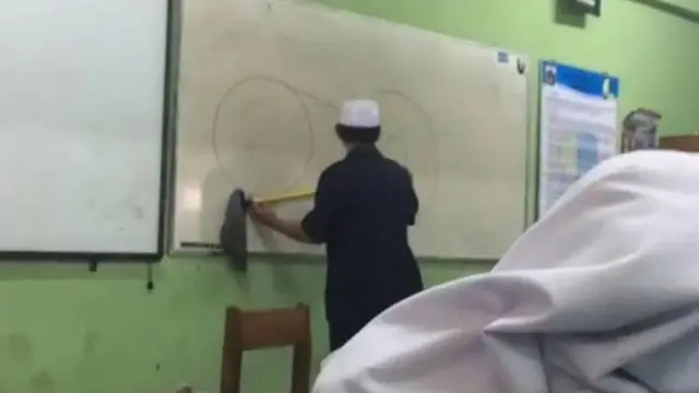 6 Potret Pengganti Alat Tulis yang Dipakai Guru Nulis di Papan Ini Bikin Tepuk Jidat