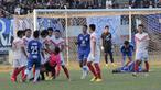 Keributan saat waktu tambahan mewarnai final Piala Polda Jateng. PSIS Semarang tampil sebagai juara Piala Polda Jateng setelah mengalahkan Persis Solo 2-1 dalam final lanjutan di Stadion Jatidiri, Semarang, Minggu (2/8/2015). (Bola.com/Vincensius Sawarno)