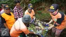 Djarot Saiful Hidayat memperhatikan petugas kebersihan yang sedang bekerja mengangkat sampah disaluran air di kawasan Pasar Rebo, Jakarta Timur, Rabu (2/11). (Liputan6.com/Immanuel Antonius)