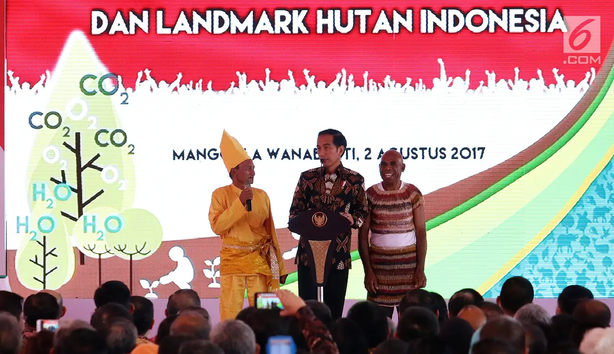 Presiden Joko Widodo saat memperingati hari lingkungan hidup 2017 di Kementerian Kehutanan, Jakarta, Selasa (2/8). Presiden memperingati Hari Lingkungan Hidup 2017 dengan "Connecting People to Nature". (Liputan6.com/Angga Yuniar)