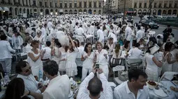 Keseruan peserta saat acara 'Diner en blanc' atau 'Makan Malam Putih' digelar di Place Vendome, Paris, Rabu (8/6). Acara ini digelar secara dadakan serta memanfaatkan teknologi internet dan jejaring sosial sebagai sarana publikasi.  (PHILIPPE LOPE/AFP)