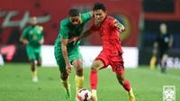 Timnas Korea Selatan memakai jersey home (merah) saat menjamu Timnas Kamerun dalam laga uji coba di&nbsp;Seoul World Cup Stadium, Seoul (27/9/2022). (Bola.com/KFA)