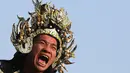 Seorang umat Tionghoa saat mengikuti rangkaian acara Hei Neak Ta atau parade roh untuk memperingati Cap Go Meh, Kamboja, (21/2). (REUTERS/Samrang Pring)