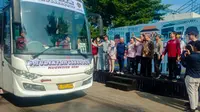 Wali Kota Tangerang Selatan (Tangsel) Benyamin Davnie melepas ratusan peserta mudik gratis dari Pemerintah Kota Tangerang Selatan. (Istimewa)