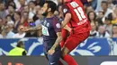 Laga Dani Alves bersama PSG pada final Piala Prancis di Stade de France, Saint-Denis, (8/5/2018). Menurut sumber terkait diagnosa awal Alves mengalami cedera ligamen anterior. (AFP/Damien Meyer)