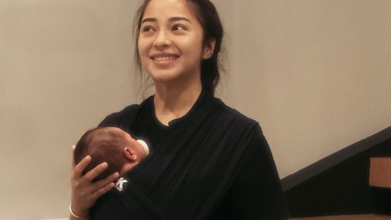 Potret Momen Nikita Willy dan Indra Priawan Merayakan Satu Bulan Pasca Kelahiran Anak Kedua