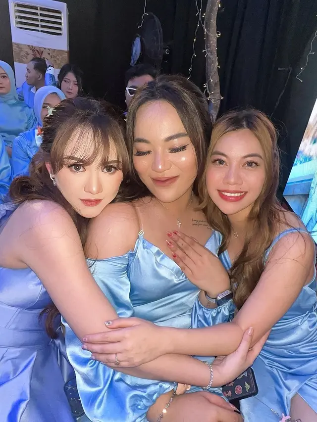 6 Potret Happy Asmara Jadi Bridesmaid Seleb TikTok, Tampil Menawan Dibalut Gaun Biru