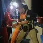 Proses evakuasi seroang penjaga rakit yang terdampak Badai Surigae di Kabupaten Kepulauan Sangihe.