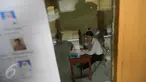 Sejumlah penyandang tunanetra mengikuti Ujian Nasional (UN) di MTs Yaketunis, Yogyakarta, Senin (9/5). Meski mengalami kekurangan fisik, tapi tidak menjadi penghalang bagi para siswa mengikuti UN. (Foto: Boy Harjanto)