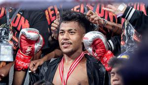 Nelson merayakan kemenangan atas Dewa Aji dalam duel panas Byon Madness Vol.3 yang digelar di Studio 6 Emtek, Jakarta, Sabtu (28/2/2026). (Bola.com/Nur Iman Ali)