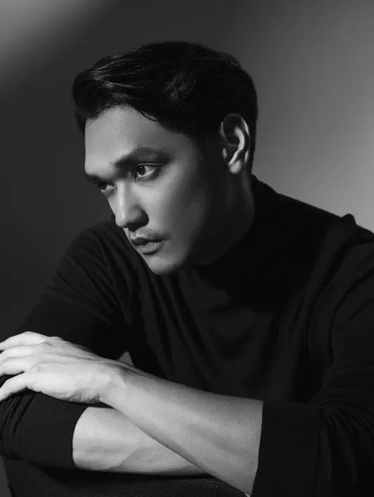 Dari enam potret, terdapat tiga look yang dipamerkan Afgan di foto terbarunya itu [Instagram/afgan__]