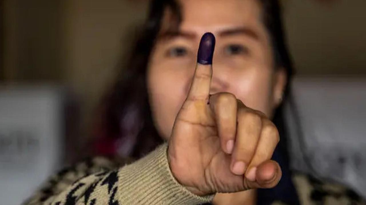 12 Artis Pamer Tinta Ungu Usai Nyoblos ke TPS di Pilkada 2024 dari Rano Karno, Raffi Ahmad hingga Luna Maya
