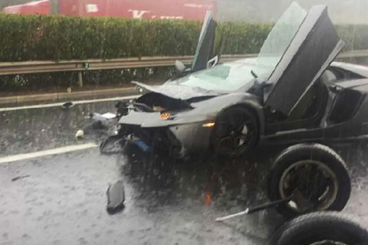 Ngebut Saat Hujan, Aventador Tabrak Dua Mobil Hingga Hancur