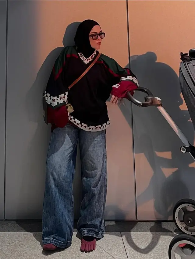 Beda Gaya SWAG Jennie BLACKPINK dan Sivia Azizah Pakai Sepatu Lima Jari yang Lagi Tren