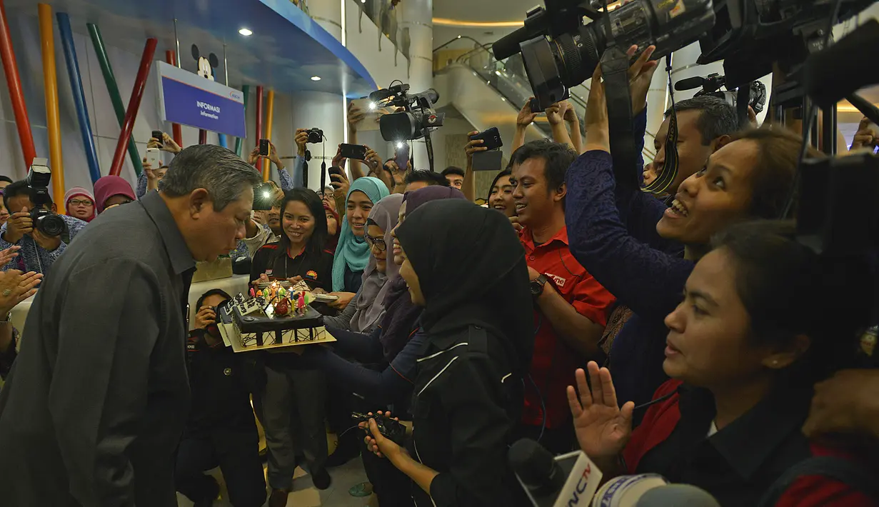 Presiden SBY saat meniup lilin kue ulang tahun, Jakarta, Selasa (9/9/14). (ANTARA FOTO/Widodo S. Jusuf)