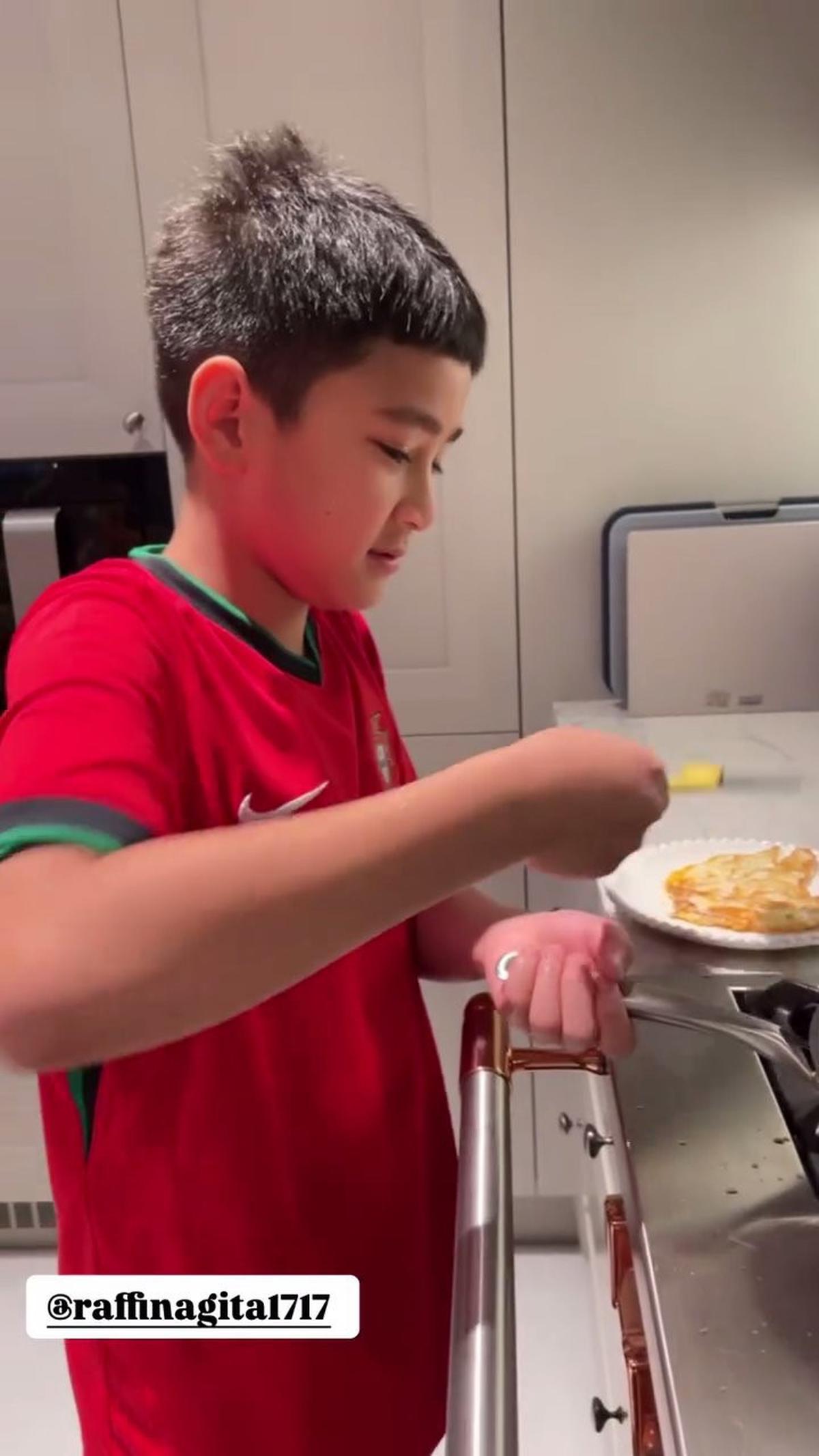 Momen Rafathar Diajari Memasak Telur Ceplok oleh Shela Lala, Bikin Gemas - Anak Sultan Belajar Tetap Mandiri