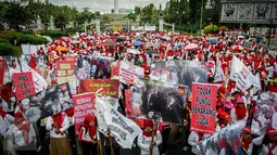 Ribuan bidan dari Forum Bidan Desa Pegawai Tidak Tetap (PTT) Indonesia berunjuk rasa di depan Istana Negara, Jakarta, Selasa (20/9). Mereka menuntut pemerintah segera mengumumkan seleksi pengangkatan bidan PTT menjadi PNS. (Liputan6.com/Faizal Fanani)