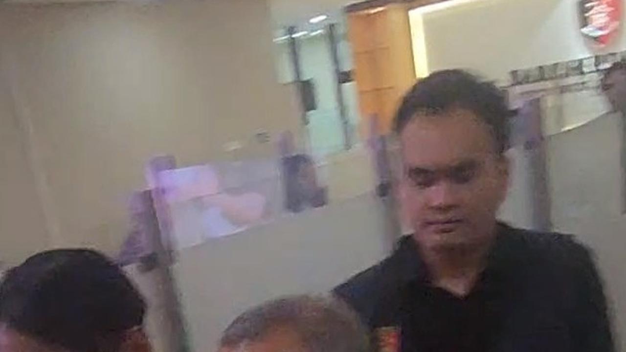 VIDEO: Tangan Diborgol, Ini Tampang Vigit Waluyo Aktor Intelektual Pengaturan Skor Liga 2