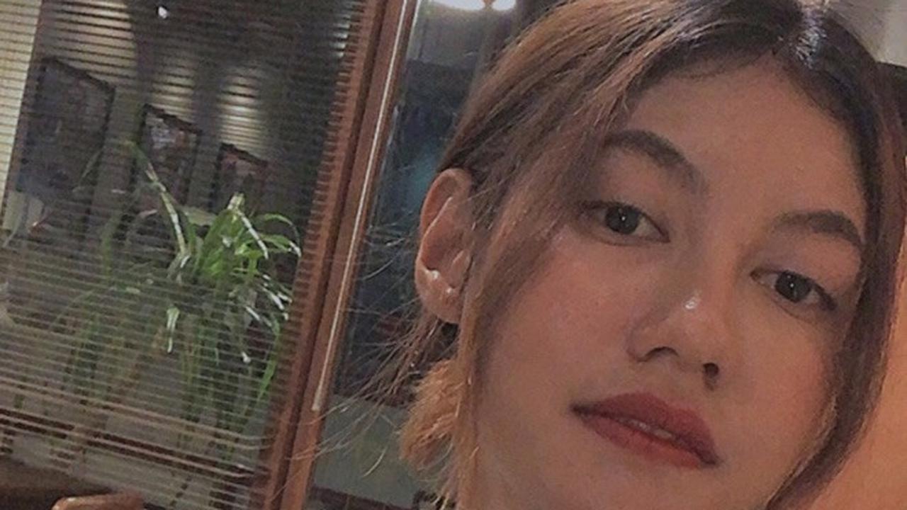 Jika diamati lebih detail, fitur wajah Klaudia juga mirip dengan paras Pevita. Bentuk bibirnya yang tipis di bawah dan sedikit tebal di atas setipe dengan Pevita.