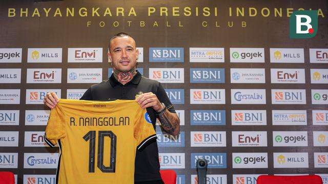Foto: Direkrut dengan Harga Fantastis, Radja Nainggolan Resmi Dikenalkan Bhayangkara FC untuk Putaran Kedua BRI Liga 1 2023/2024