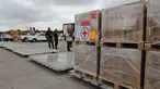 Gambar selebaran yang dirilis oleh Komite Palang Merah Internasional (ICRC) pada 30 April 2023, menunjukkan anggota ICRC menyiapkan kotak bantuan kemanusiaan di Amman, sebelum memuatnya ke pesawat tujuan Port Sudan. (Photo by ICRC / AFP)