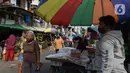 Suasana pasar Karang Anyar saat penyemprotan cairan disinfektan, Jakarta Pusat, Rabu (24/6/2020). Penyemprotan cairan disinfektan yang dilakukan tesebut untuk memutus penyebaran virus corona (COVID-19) pada PSBB Transisi new normal. (merdeka.com/Imam Buhori)