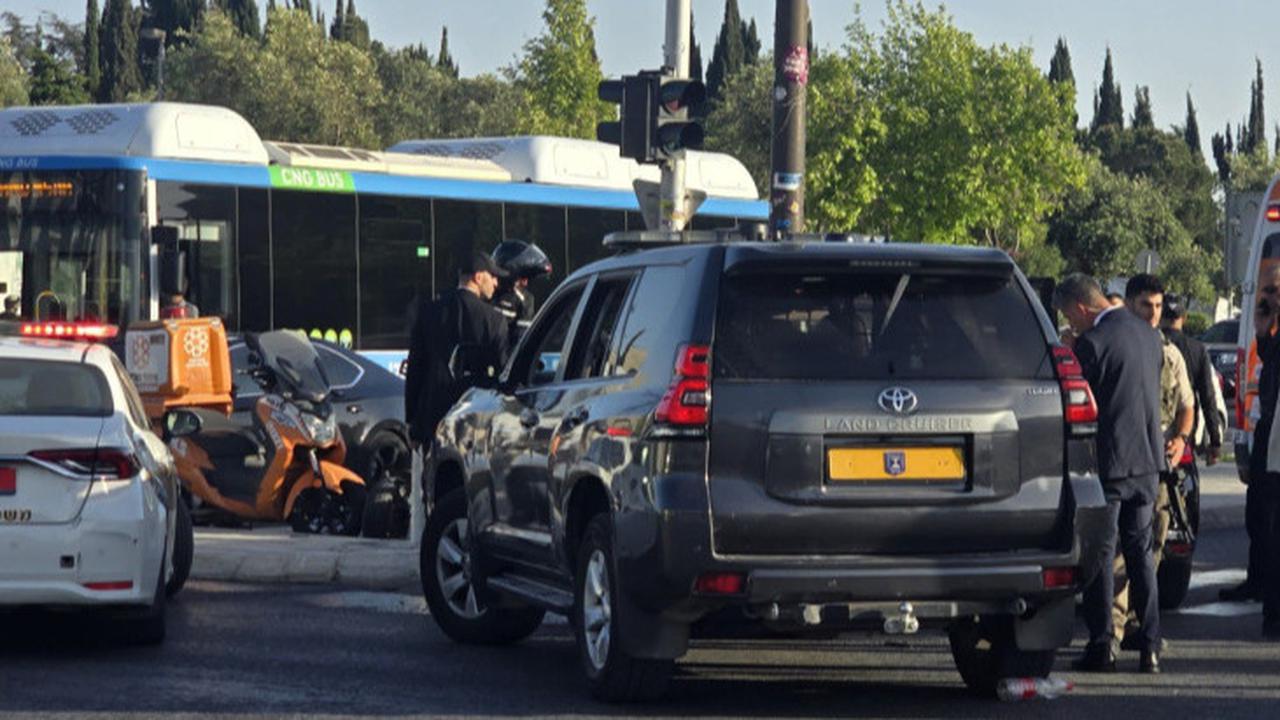 Mobil Iring-Iringan Netanyahu Tabrak Pengendara Sepeda Motor
