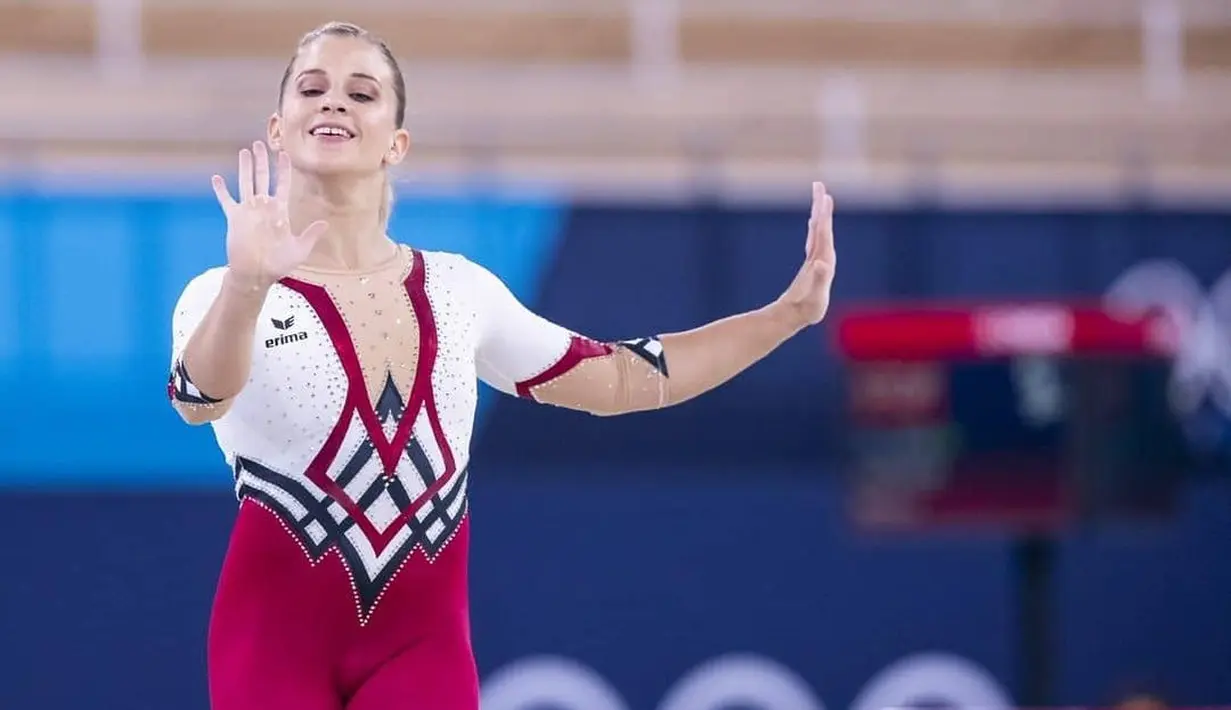 Seragam dengan detail garis di leher dan elang perak sebagai simbol Jerman ini, memiliki makna penting. (instagram/seitzeli)