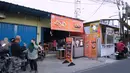 Potret warung sederhana Aris yang berada di pinggir jalan. Selain tahu bakso, ada bakso, nasi goreng hingga pempek. Selain pempek, Aris mengaku membuat sendiri dan menjual tanpa ada karyawan. [Youtube/Afdhal Yusman]