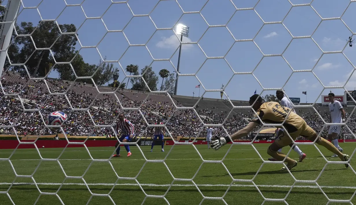 Pemain Atletico Madrid, Antoine Griezmann (kiri) mencetak gol ke gawang Botafogo dalam laga Grup B Piala Dunia Antarklub 2025 yang berlangsung di Rose Bowl stadium, Los Angeles, Amerika Serikat, Selasa (24/06/2025). (AP Photo/Gregory Bull)