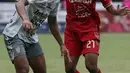 Pemain tengah Jakarta, Alfrianto Nico Saputro (kanan) berebut bola dengan pemain Bali United saat lanjutan laga BRI Liga 1 Indonesia di Stadion Patriot Chandrabhaga, Kota Bekasi, Jawa Barat, Minggu (15/1/2023). Persija unggul dramatis 3-2 di detik-detik jelang berakhirnya laga kedua tim. (Liputan6.com/Helmi Fithriansyah)