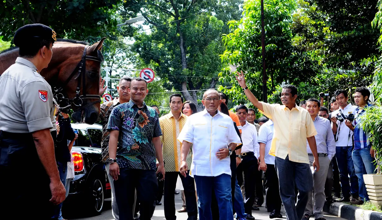 Ketua Umum Partai Golkar Aburizal Bakrie tiba di TPS 32 bersama keluarga besarnya di Menteng, Jakarta Pusat, Rabu (9/4). Foto/Liputan6.com : Andrian Martinus Tunay
