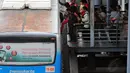 Meski sudah mengalami penambahan jumlah armada, sejumlah penumpang masih harus antri untuk masuk ke dalam bus transjakarta, (30/7/2014). (Liputan6.com/Johan Tallo)