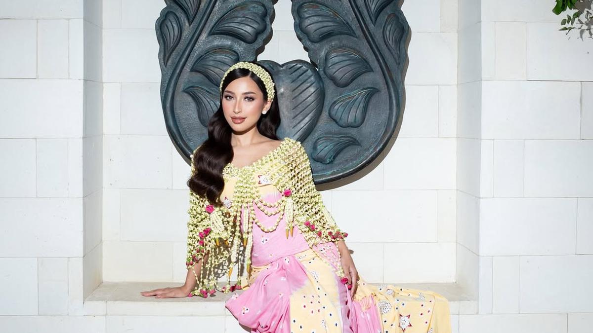 Desain Cape Melati Jennifer Coppen di Momen Siraman Curi Perhatian, Sentuhan Bunga Pink Jadi Detail Manis yang Modern