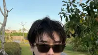Lee Jong Suk Tampil Melokal Saat Liburan di Bali, Pamer Otot Kekar di Canggu