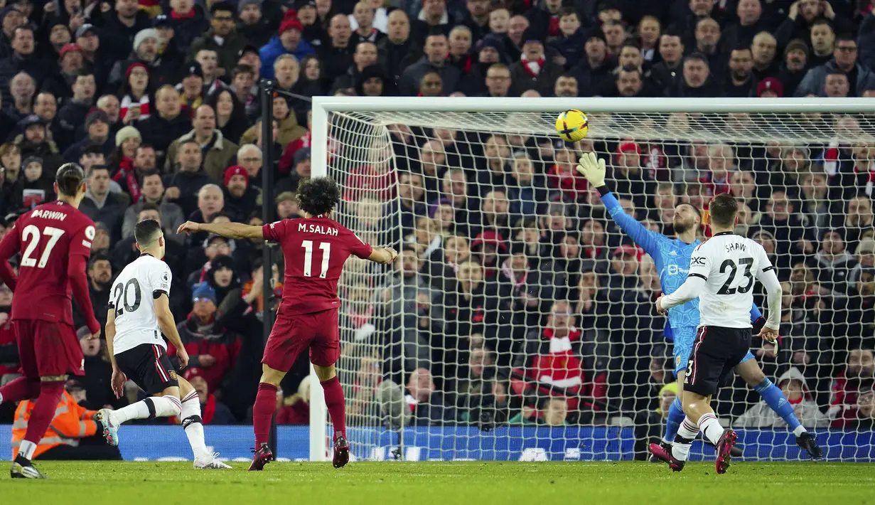 Pemain Liverpool, Mohamed Salah (tengah) mencetak gol keempat timnya ke gawang Manchester United pada laga pekan ke-26 Liga Inggris 2022/2023 yang berlangsung di Anfield, Liverpool, Senin (06/03/2023) WIB. (AP Photo/Jon Super)